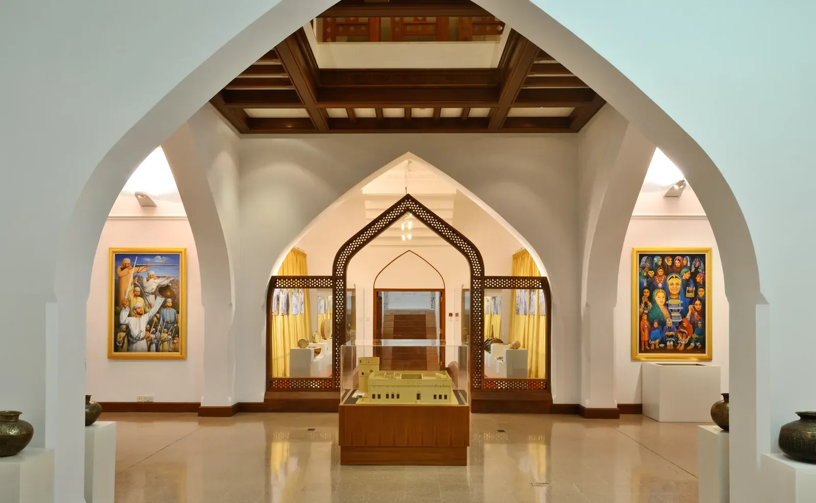 Zaal met Omaanse boogvormen en moderne kunst in het Bait Al Zubair Museum