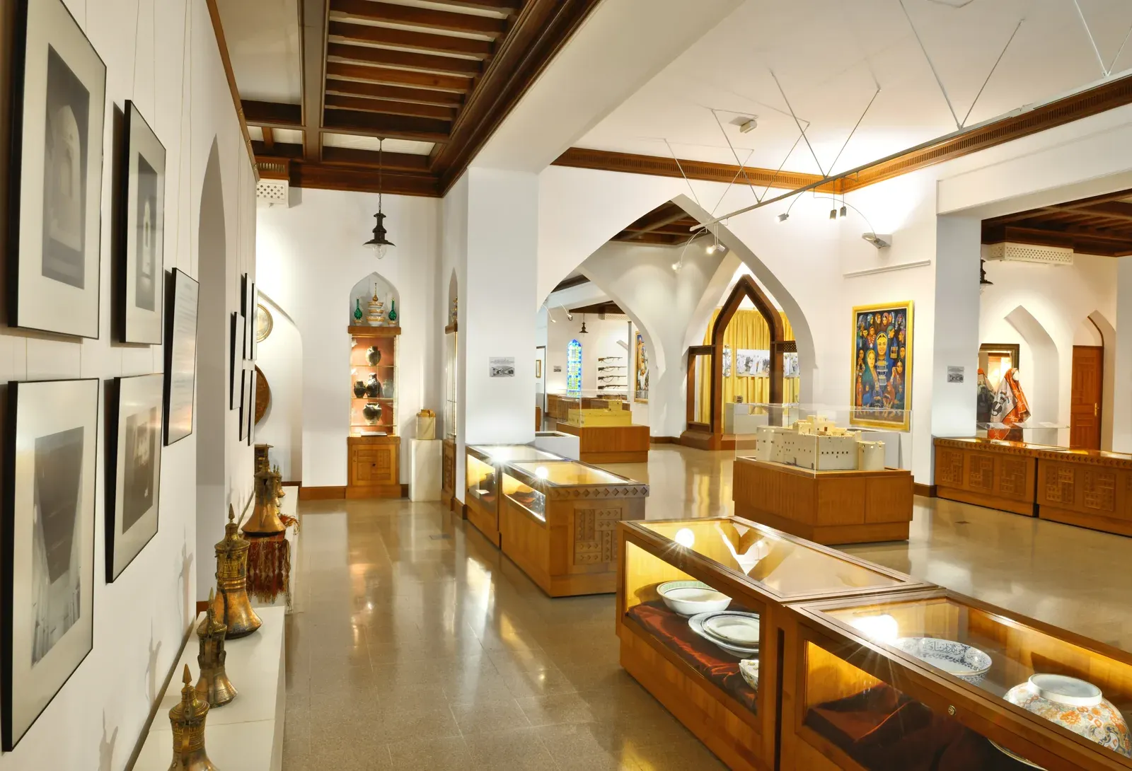 Tentoonstellingszaal in het Bait Al Zubair Museum met vitrines en historische voorwerpen
