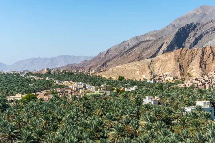Het verlaten dorp en de oase van Birkat Al Mauz