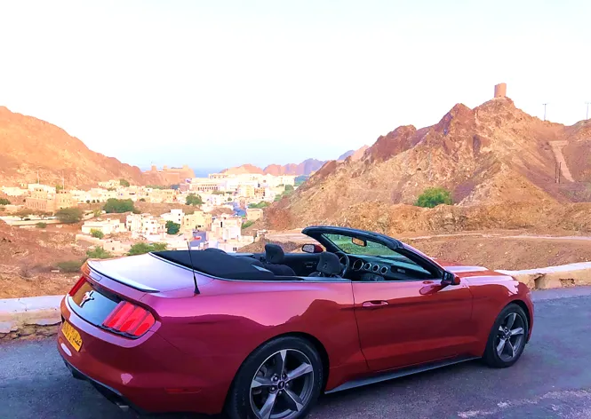 Klassieke cabriolet voor een rit door Muscat
