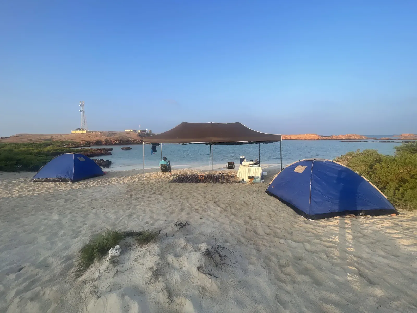 Koepeltenten op het zand van een Daymaniat-eiland bij de mangroven, klaar voor een nacht onder de sterren