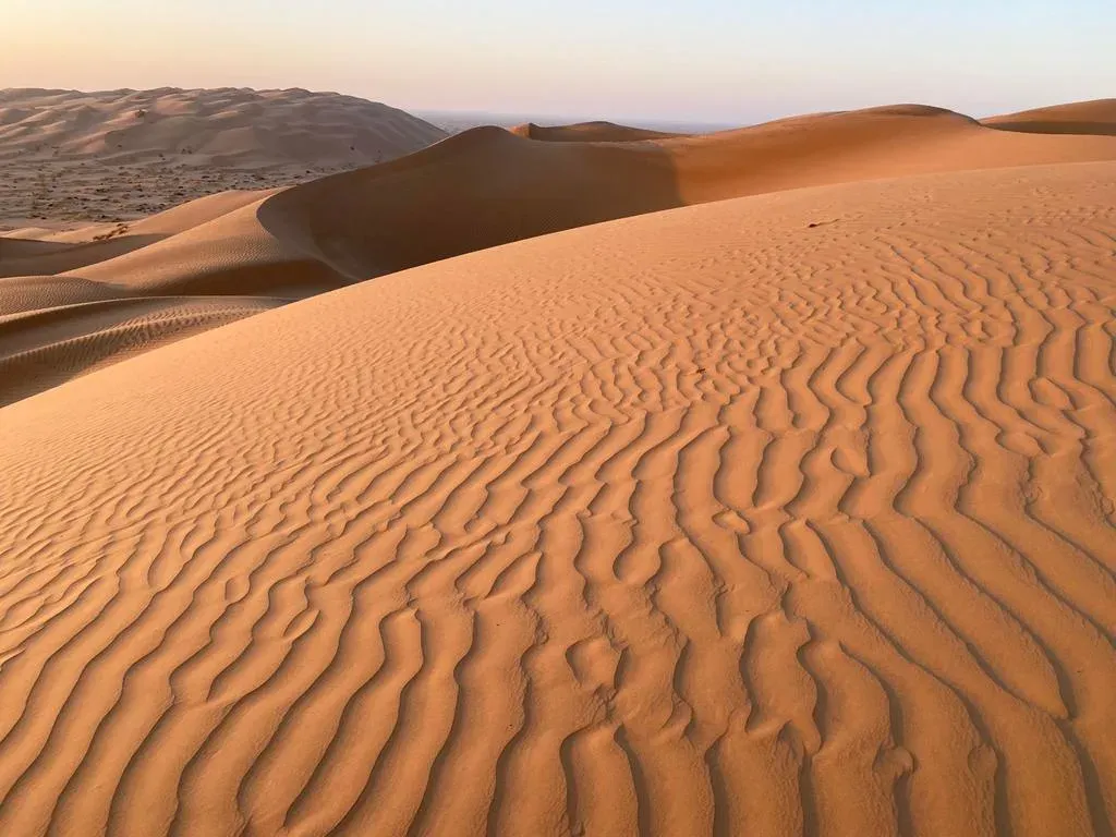 De rimpelende rode duinen van de Rub al-Khali, de grootste zandwoestijn ter wereld
