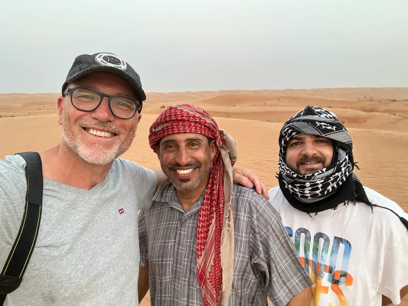 Frank met zijn Omaanse gidsen Yasser en Aftab in de woestijn van Oman