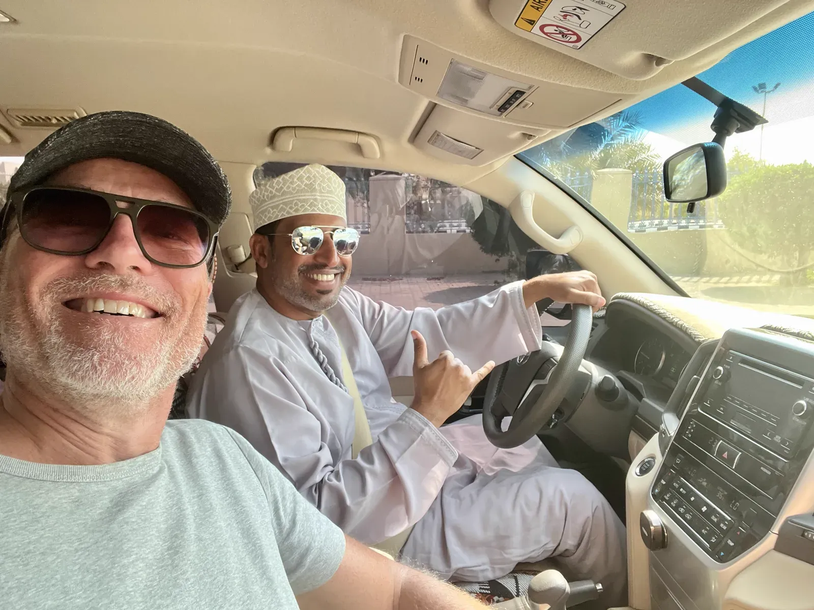 Frank en zijn Omaanse gids Yasser onderweg door Oman in de terreinwagen