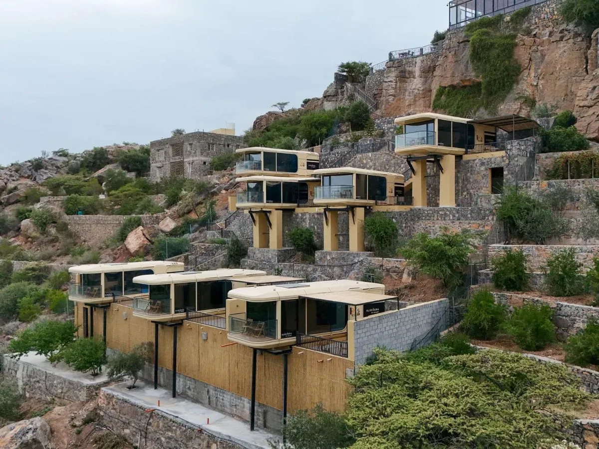 De cabins van Aloe Vera D Camp op terrassen tegen de berghelling van Jebel Akhdar