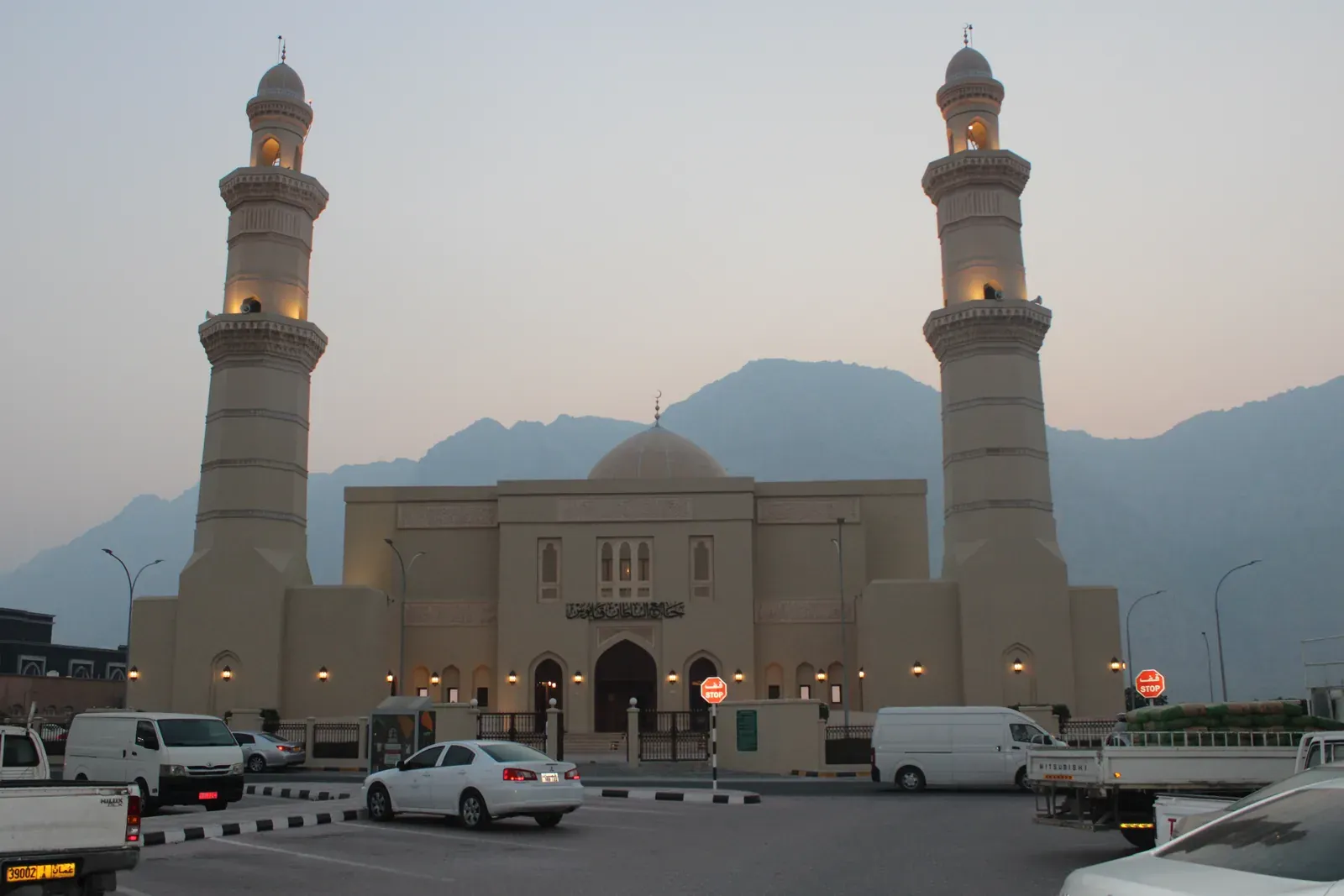 De Sultan Qaboos-moskee van Khasab met twee minaretten in het zachte avondlicht
