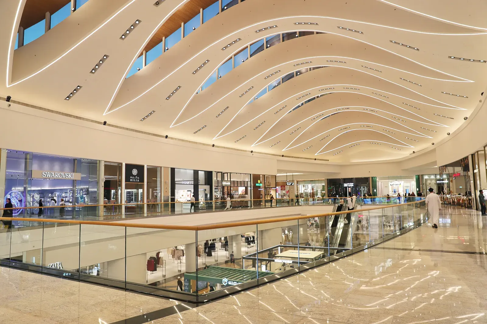 De winkelgalerij van de Mall of Oman over twee verdiepingen, met een golvend designplafond en marmeren vloeren