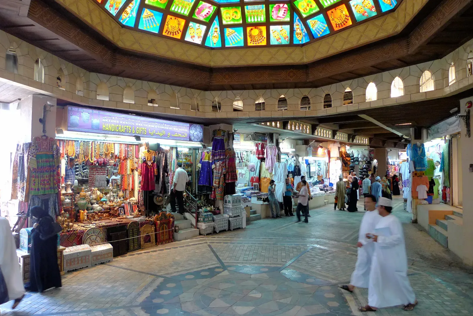 Kleurrijk gebrandschilderd koepelplafond boven de winkelstegen van de Mutrah Souq