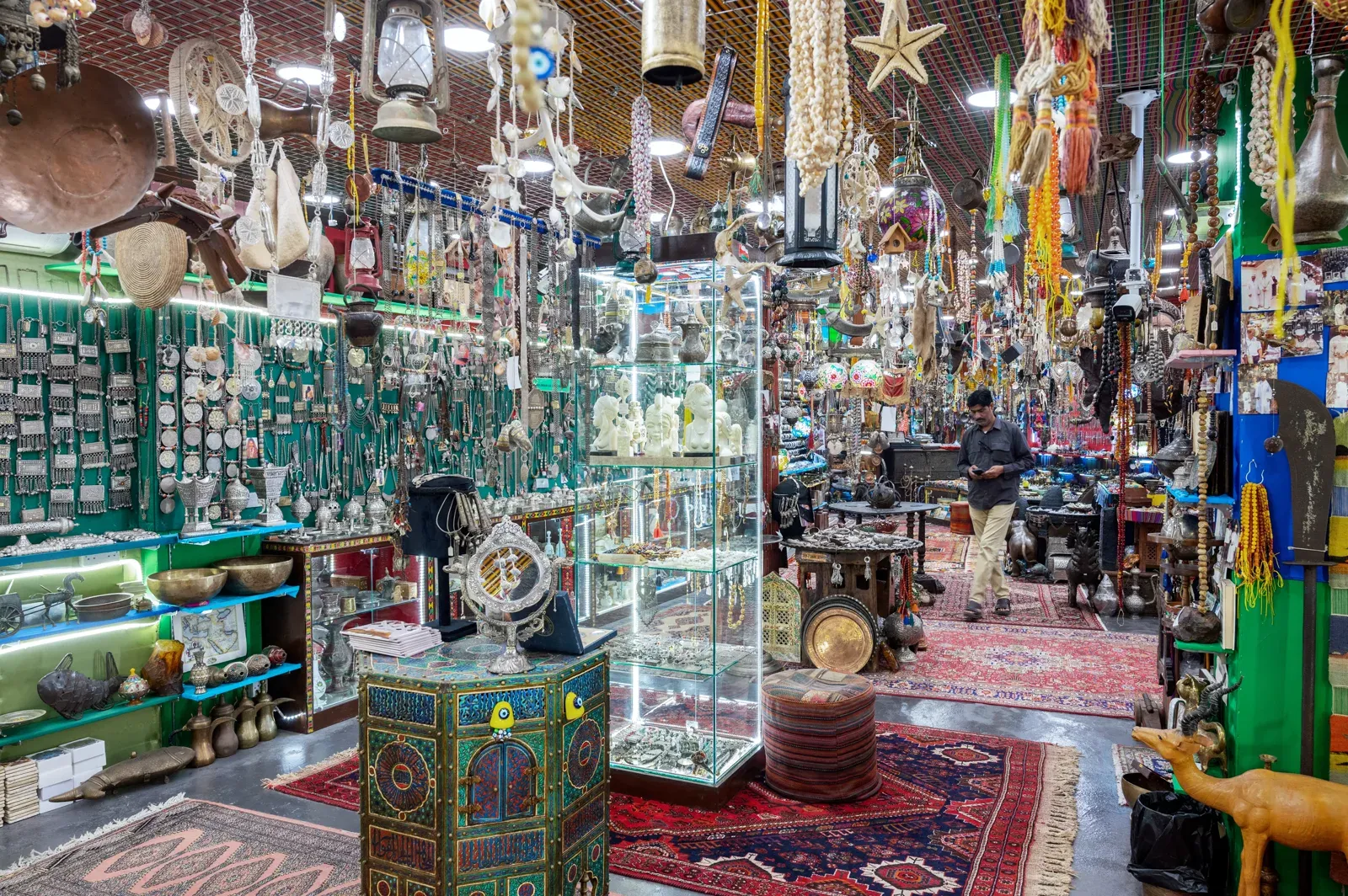 Een winkel in de Mutrah Souq vol Omaans zilver, antiek en handwerk