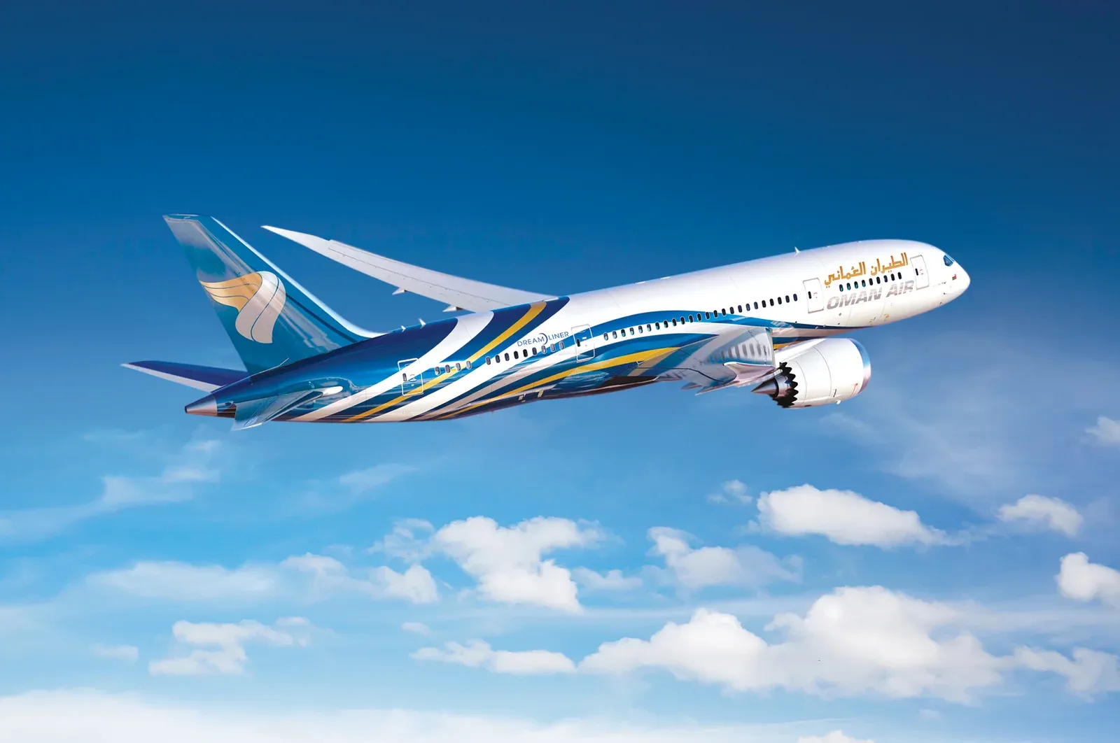 Een Boeing 787-9 Dreamliner van Oman Air in de blauwe lucht boven de wolken