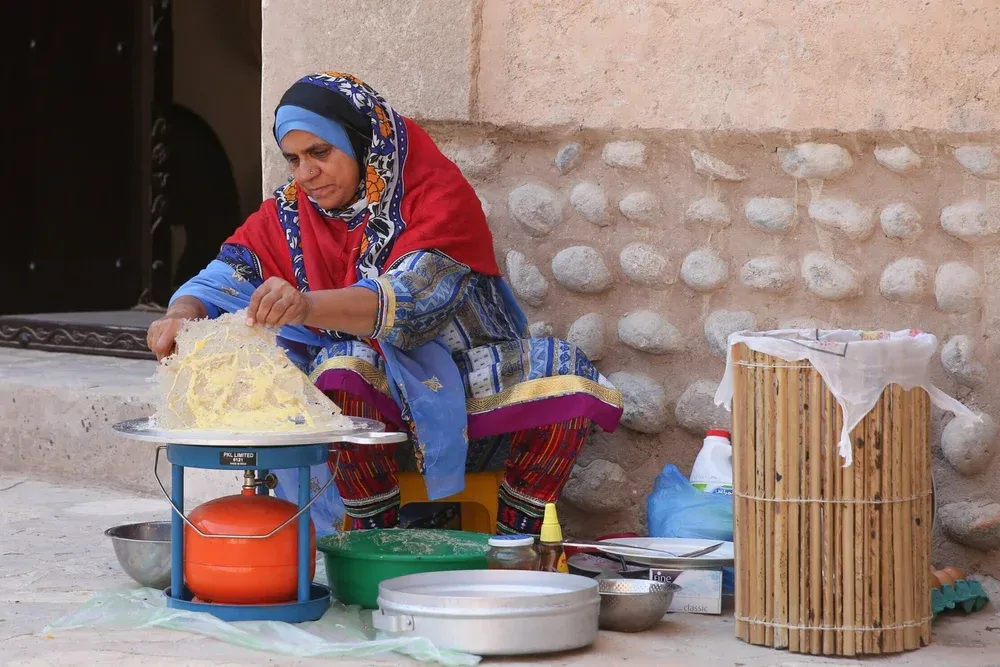 Omaanse vrouw in traditionele kleding