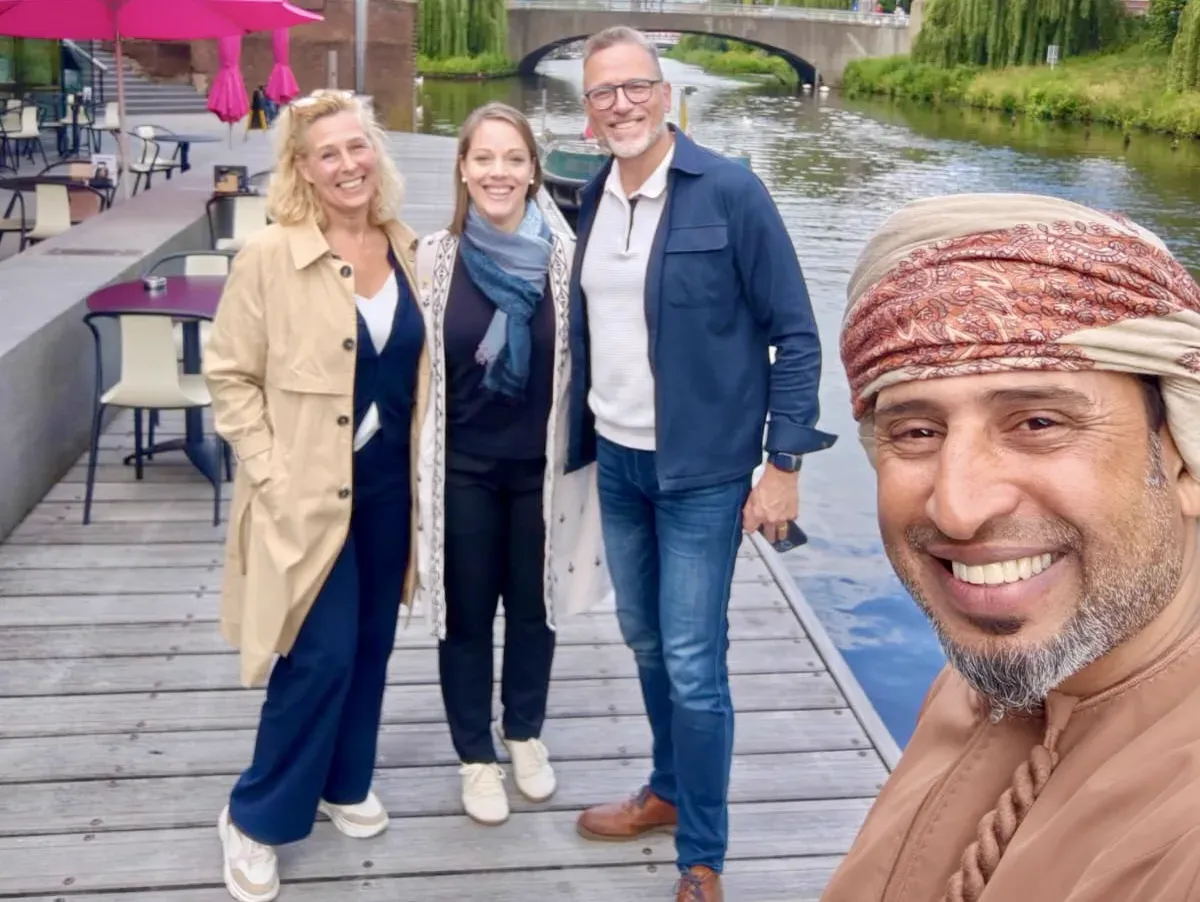 Danielle, Frank en hun Omaanse partners Jasmin en Yasser samen aan het water in Nederland