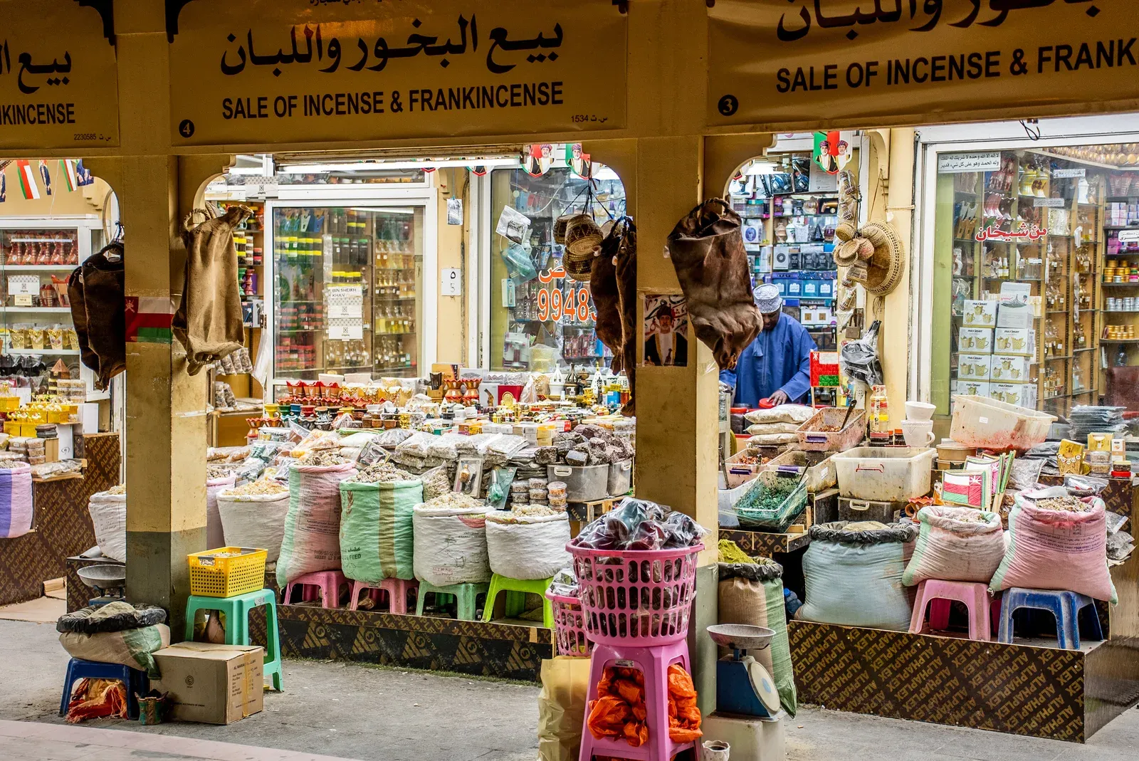 De kleurrijke overdekte souq van Salalah met kraampjes vol wierook, aardewerk en souvenirs
