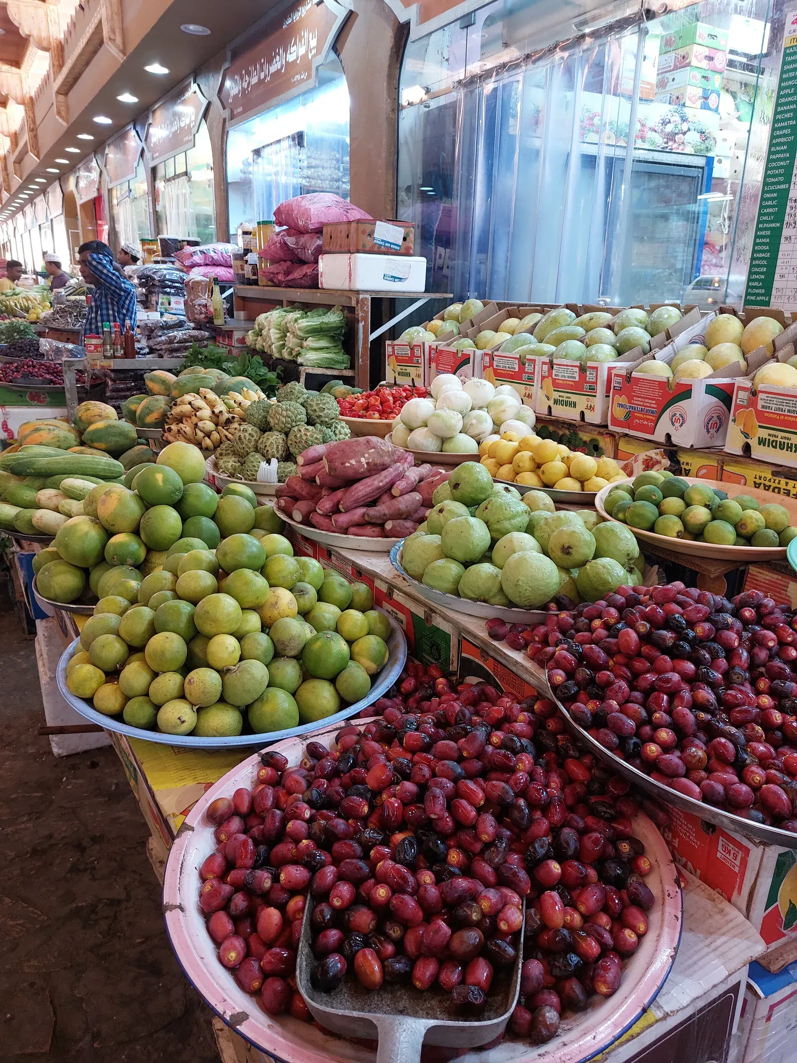 Kleurrijke kramen vol vers fruit en groente op de levendige markt van Seeb bij Muscat