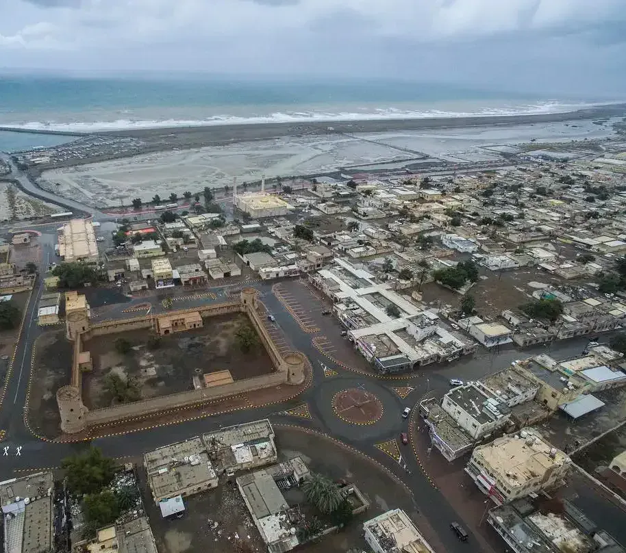 Luchtfoto van Shinas Fort met de stad en de kustlijn van de Golf van Oman op de achtergrond