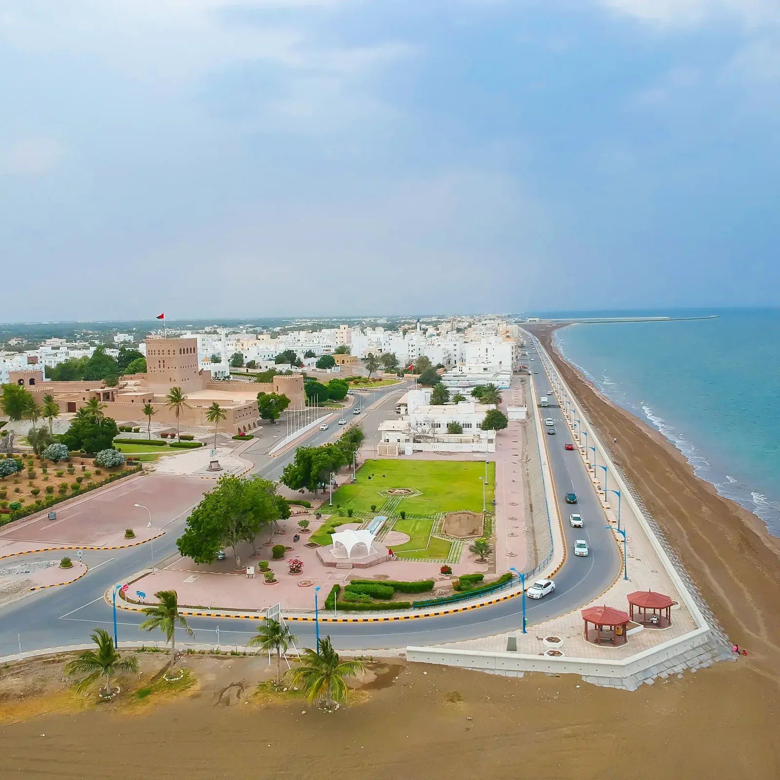 Luchtfoto van Sohar Fort langs de corniche met het brede strand en de Golf van Oman