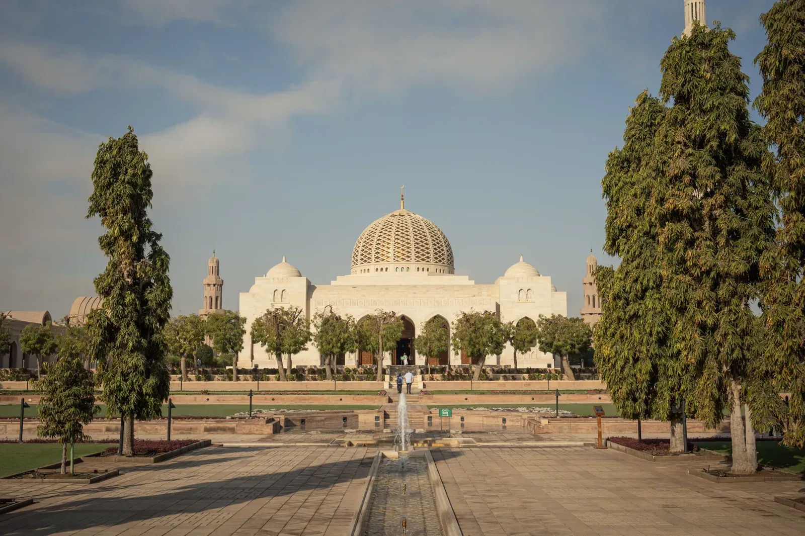 De Sultan Qaboos Grote Moskee in Muscat met haar grote koepel en minaretten
