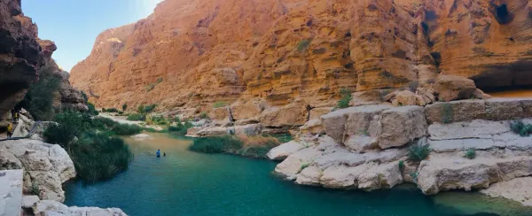 Het smaragdgroene water van Wadi Shab