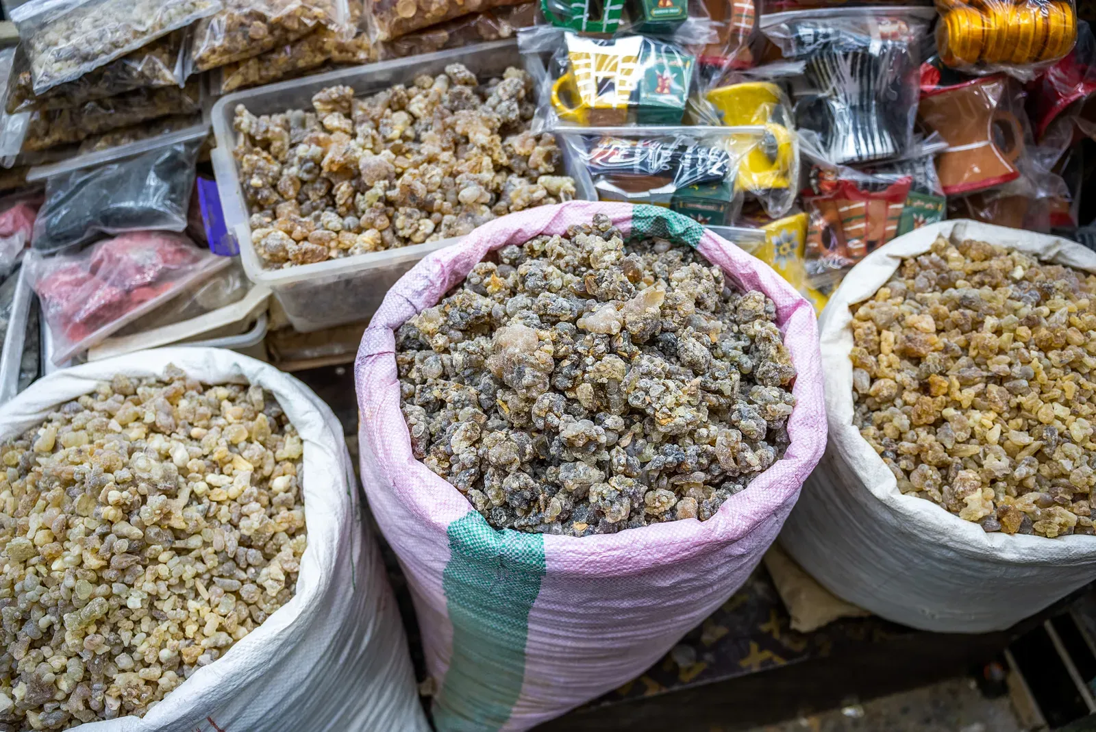 Zakken vol gouden wierookhars op een marktkraam in Salalah